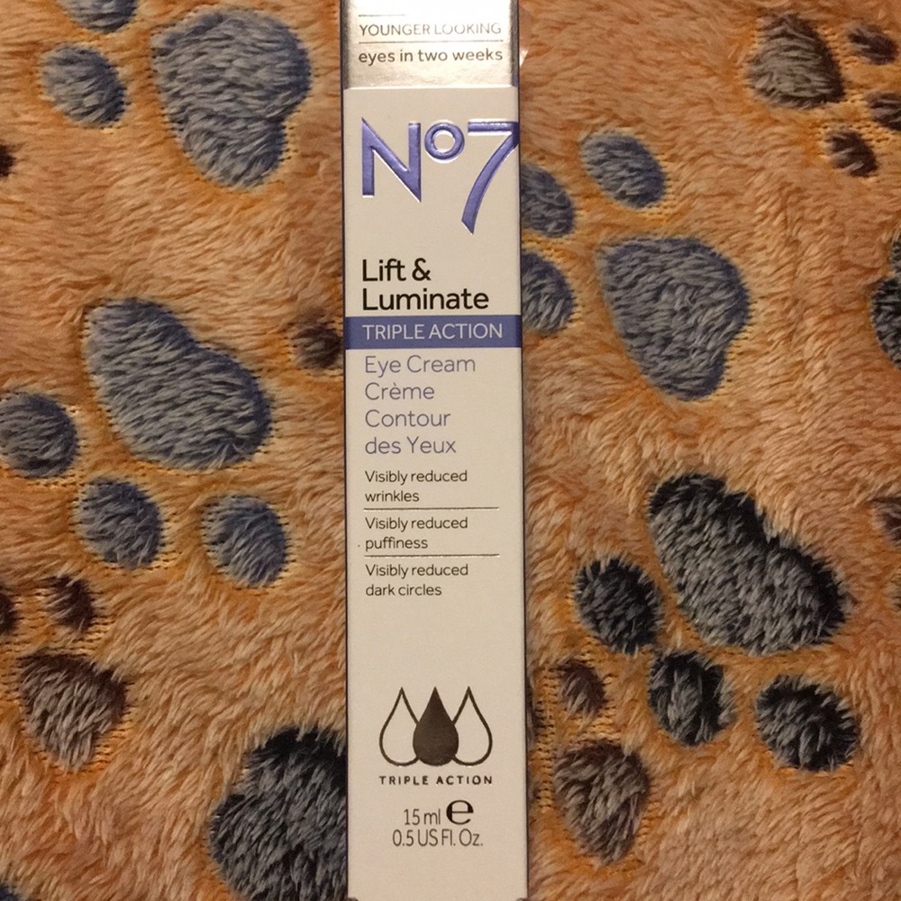 🍷No7 Lift and illuminate triple action eye cream Day R Night Moisturizing